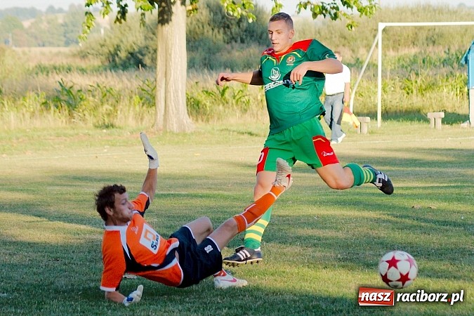 Zdjęcie w galerii na portalu naszraciborz.pl: Nerwowo w Nieboczowach. Gospodarze górą nad Wojnowicami wiadomości z regionu