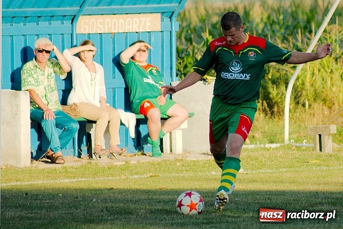 Zdjęcie w galerii na portalu naszraciborz.pl: Nerwowo w Nieboczowach. Gospodarze górą nad Wojnowicami wiadomości z regionu