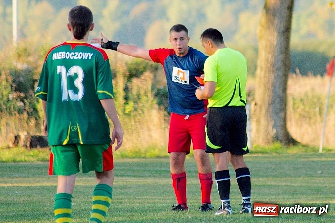 Zdjęcie w galerii na portalu naszraciborz.pl: Nerwowo w Nieboczowach. Gospodarze górą nad Wojnowicami wiadomości z regionu
