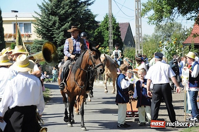 Zdjęcie w galerii na portalu naszraciborz.pl: Dożynki gminne Kuźni Raciborskiej - mała Ruda z wielkim korowodem wiadomości z regionu