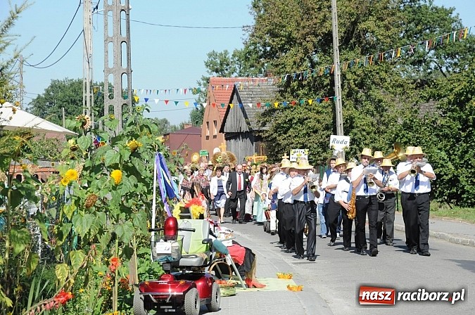 Zdjęcie w galerii na portalu naszraciborz.pl: Dożynki gminne Kuźni Raciborskiej - mała Ruda z wielkim korowodem wiadomości z regionu