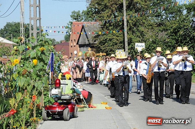 Zdjęcie w galerii na portalu naszraciborz.pl: Dożynki gminne Kuźni Raciborskiej - mała Ruda z wielkim korowodem wiadomości z regionu