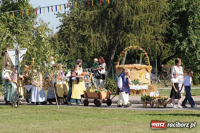 Zdjęcie w galerii na portalu naszraciborz.pl: Dożynki gminne Kuźni Raciborskiej - mała Ruda z wielkim korowodem wiadomości z regionu