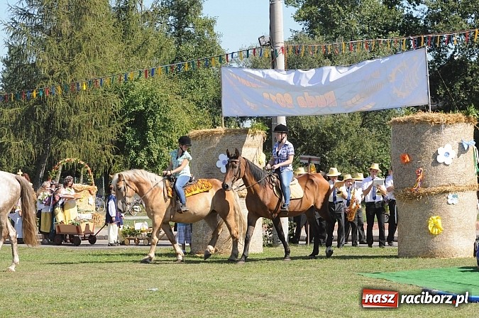Zdjęcie w galerii na portalu naszraciborz.pl: Dożynki gminne Kuźni Raciborskiej - mała Ruda z wielkim korowodem wiadomości z regionu