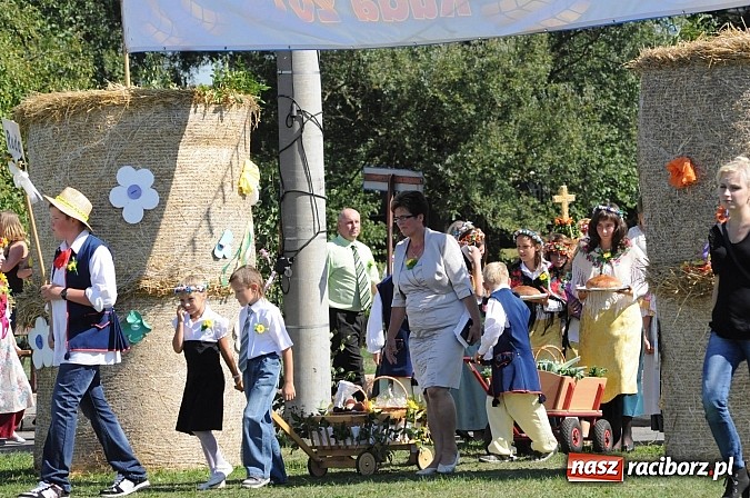 Zdjęcie w galerii na portalu naszraciborz.pl: Dożynki gminne Kuźni Raciborskiej - mała Ruda z wielkim korowodem wiadomości z regionu
