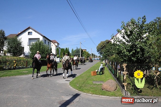 Zdjęcie w galerii na portalu naszraciborz.pl: Dożynki Gminy Krzyżanowice - gigantyczny korowód w Bolesławiu wiadomości z regionu