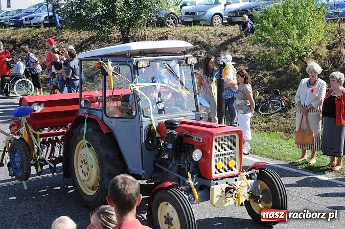 Zdjęcie w galerii na portalu naszraciborz.pl: Dożynki Gminy Krzyżanowice - gigantyczny korowód w Bolesławiu wiadomości z regionu