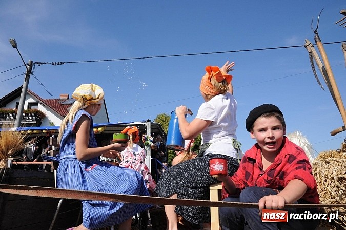 Zdjęcie w galerii na portalu naszraciborz.pl: Dożynki Gminy Krzyżanowice - gigantyczny korowód w Bolesławiu wiadomości z regionu