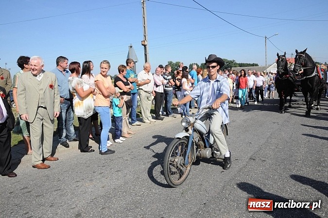 Zdjęcie w galerii na portalu naszraciborz.pl: Dożynki Gminy Krzyżanowice - gigantyczny korowód w Bolesławiu wiadomości z regionu
