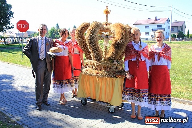 Zdjęcie w galerii na portalu naszraciborz.pl: Dożynki w Samborowicach z policyjnym patrolem i piękną koroną wiadomości z regionu