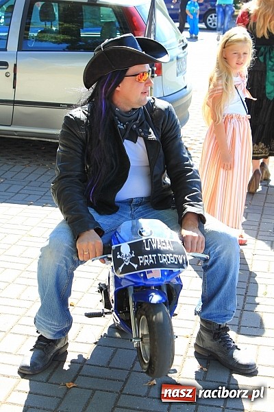 Zdjęcie w galerii na portalu naszraciborz.pl: Dożynki w Samborowicach z policyjnym patrolem i piękną koroną wiadomości z regionu