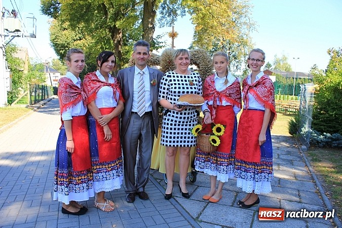 Zdjęcie w galerii na portalu naszraciborz.pl: Dożynki w Samborowicach z policyjnym patrolem i piękną koroną wiadomości z regionu