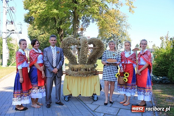 Zdjęcie w galerii na portalu naszraciborz.pl: Dożynki w Samborowicach z policyjnym patrolem i piękną koroną wiadomości z regionu
