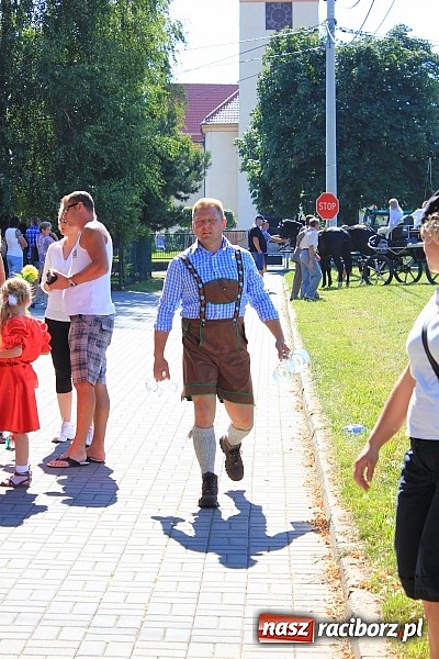 Zdjęcie w galerii na portalu naszraciborz.pl: Dożynki w Samborowicach z policyjnym patrolem i piękną koroną wiadomości z regionu