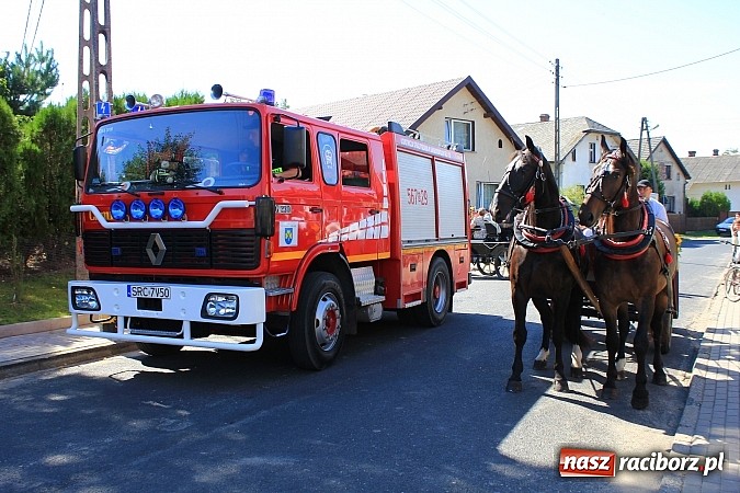 Zdjęcie w galerii na portalu naszraciborz.pl: Dożynki w Samborowicach z policyjnym patrolem i piękną koroną wiadomości z regionu