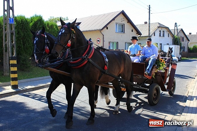 Zdjęcie w galerii na portalu naszraciborz.pl: Dożynki w Samborowicach z policyjnym patrolem i piękną koroną wiadomości z regionu