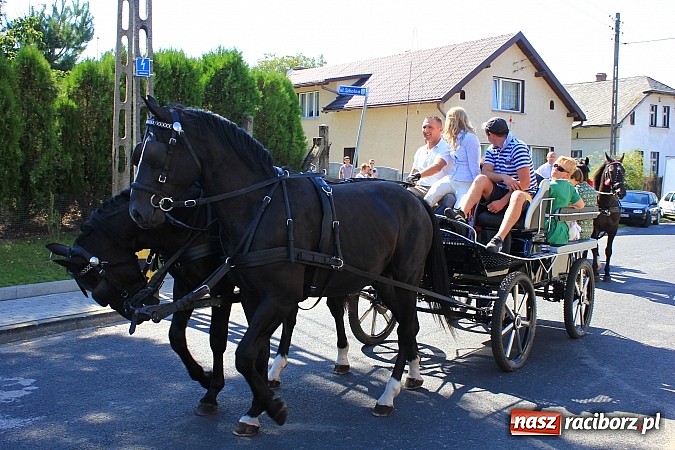 Zdjęcie w galerii na portalu naszraciborz.pl: Dożynki w Samborowicach z policyjnym patrolem i piękną koroną wiadomości z regionu