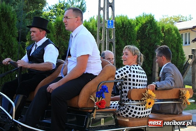 Zdjęcie w galerii na portalu naszraciborz.pl: Dożynki w Samborowicach z policyjnym patrolem i piękną koroną wiadomości z regionu