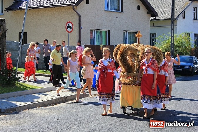 Zdjęcie w galerii na portalu naszraciborz.pl: Dożynki w Samborowicach z policyjnym patrolem i piękną koroną wiadomości z regionu