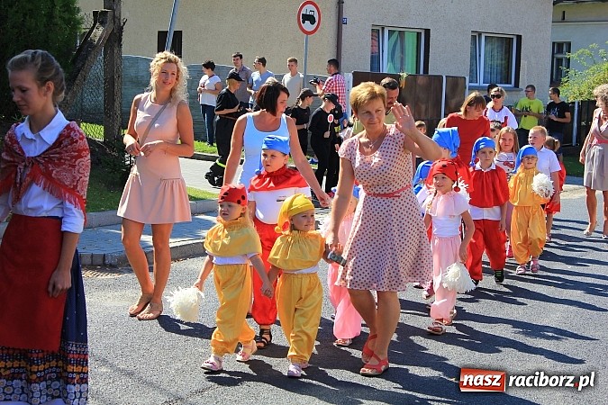 Zdjęcie w galerii na portalu naszraciborz.pl: Dożynki w Samborowicach z policyjnym patrolem i piękną koroną wiadomości z regionu