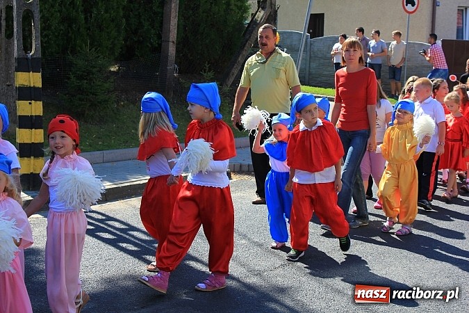 Zdjęcie w galerii na portalu naszraciborz.pl: Dożynki w Samborowicach z policyjnym patrolem i piękną koroną wiadomości z regionu