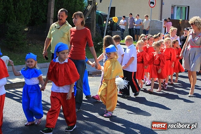 Zdjęcie w galerii na portalu naszraciborz.pl: Dożynki w Samborowicach z policyjnym patrolem i piękną koroną wiadomości z regionu