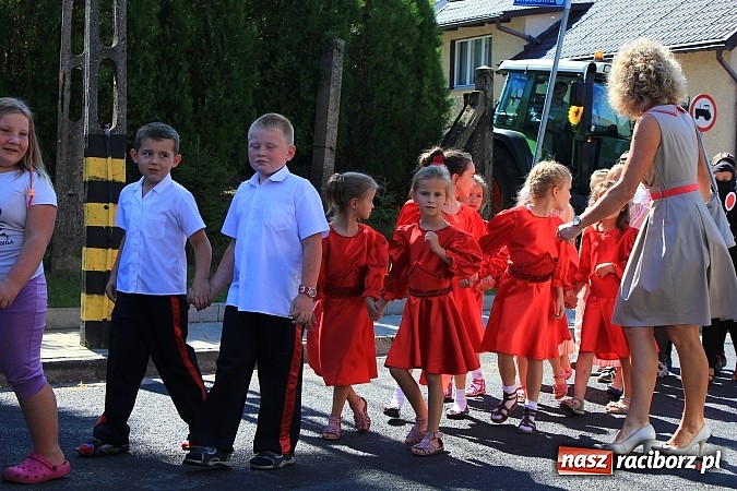 Zdjęcie w galerii na portalu naszraciborz.pl: Dożynki w Samborowicach z policyjnym patrolem i piękną koroną wiadomości z regionu