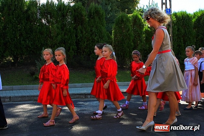 Zdjęcie w galerii na portalu naszraciborz.pl: Dożynki w Samborowicach z policyjnym patrolem i piękną koroną wiadomości z regionu