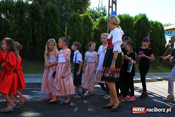 Zdjęcie w galerii na portalu naszraciborz.pl: Dożynki w Samborowicach z policyjnym patrolem i piękną koroną wiadomości z regionu