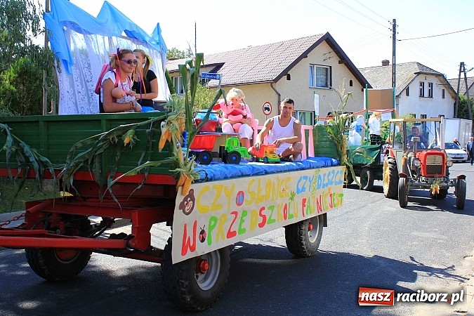 Zdjęcie w galerii na portalu naszraciborz.pl: Dożynki w Samborowicach z policyjnym patrolem i piękną koroną wiadomości z regionu