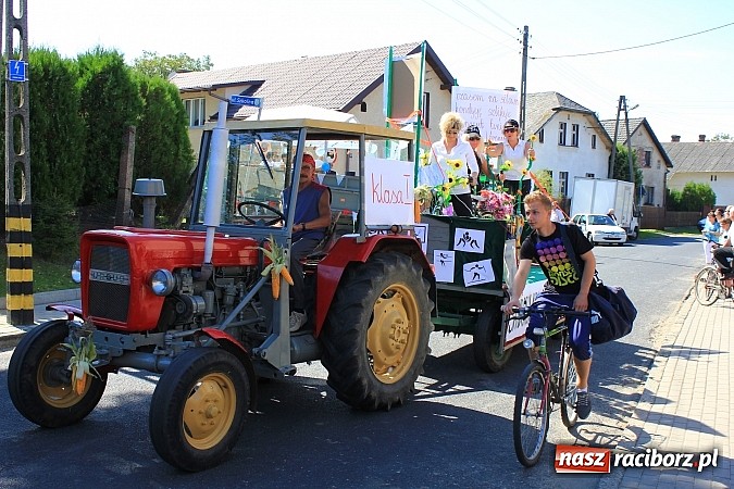 Zdjęcie w galerii na portalu naszraciborz.pl: Dożynki w Samborowicach z policyjnym patrolem i piękną koroną wiadomości z regionu