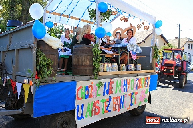 Zdjęcie w galerii na portalu naszraciborz.pl: Dożynki w Samborowicach z policyjnym patrolem i piękną koroną wiadomości z regionu