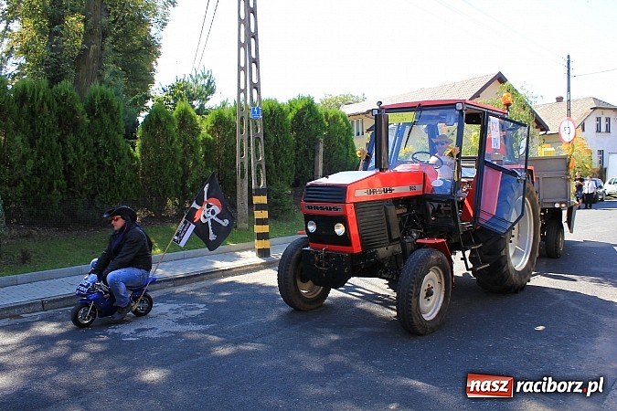 Zdjęcie w galerii na portalu naszraciborz.pl: Dożynki w Samborowicach z policyjnym patrolem i piękną koroną wiadomości z regionu