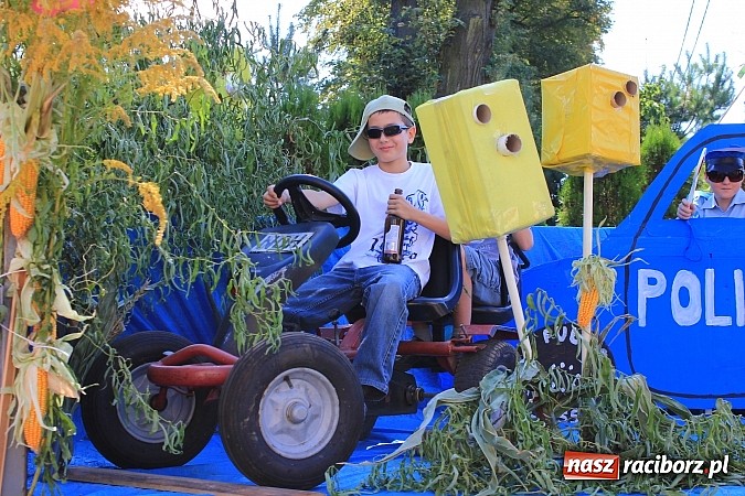 Zdjęcie w galerii na portalu naszraciborz.pl: Dożynki w Samborowicach z policyjnym patrolem i piękną koroną wiadomości z regionu
