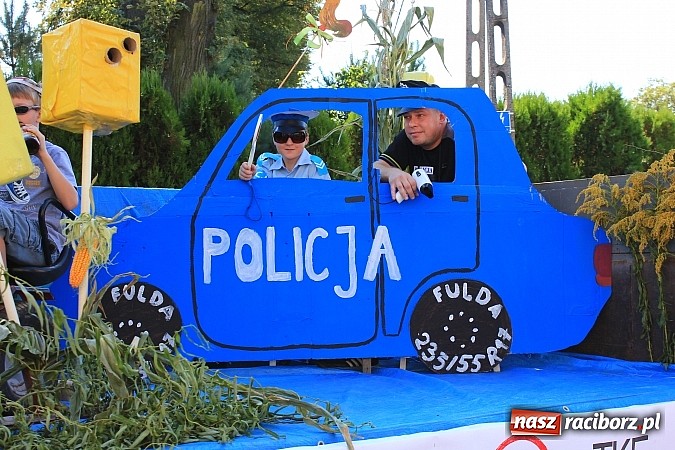 Zdjęcie w galerii na portalu naszraciborz.pl: Dożynki w Samborowicach z policyjnym patrolem i piękną koroną wiadomości z regionu