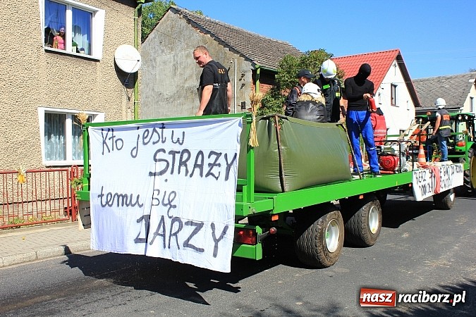 Zdjęcie w galerii na portalu naszraciborz.pl: Dożynki w Samborowicach z policyjnym patrolem i piękną koroną wiadomości z regionu