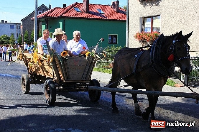 Zdjęcie w galerii na portalu naszraciborz.pl: Dożynki w Samborowicach z policyjnym patrolem i piękną koroną wiadomości z regionu