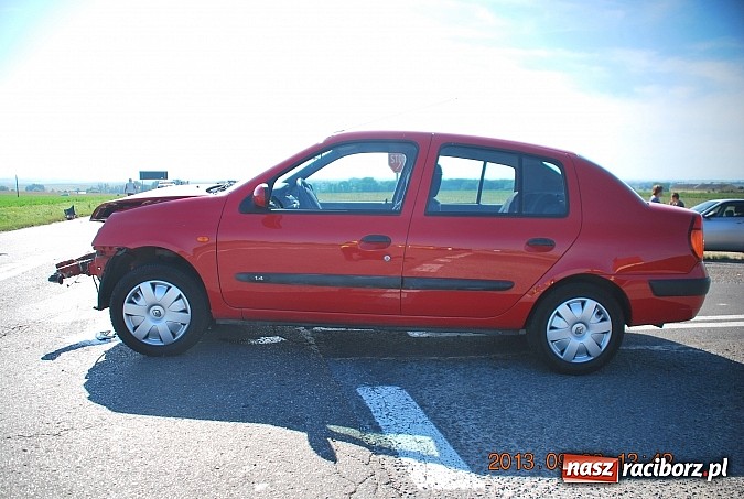 Zdjęcie w galerii na portalu naszraciborz.pl: BMW dachowało na drodze Racibórz-Pietraszyn. Pięć osób trafiło do szpitala wiadomości z regionu