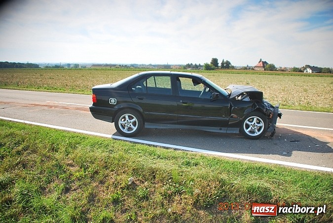 Zdjęcie w galerii na portalu naszraciborz.pl: BMW dachowało na drodze Racibórz-Pietraszyn. Pięć osób trafiło do szpitala wiadomości z regionu