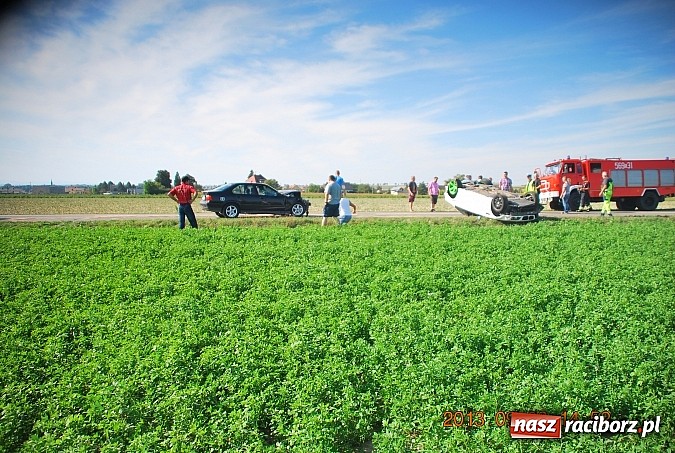 Zdjęcie w galerii na portalu naszraciborz.pl: BMW dachowało na drodze Racibórz-Pietraszyn. Pięć osób trafiło do szpitala wiadomości z regionu
