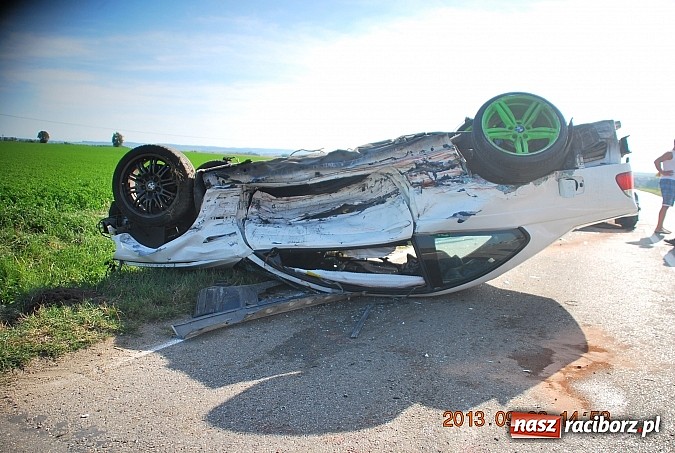 Zdjęcie w galerii na portalu naszraciborz.pl: BMW dachowało na drodze Racibórz-Pietraszyn. Pięć osób trafiło do szpitala wiadomości z regionu