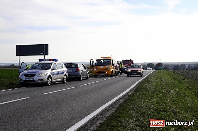 Zdjęcie w galerii na portalu naszraciborz.pl: BMW dachowało na drodze Racibórz-Pietraszyn. Pięć osób trafiło do szpitala wiadomości z regionu