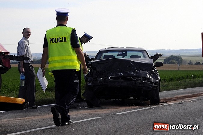 Zdjęcie w galerii na portalu naszraciborz.pl: BMW dachowało na drodze Racibórz-Pietraszyn. Pięć osób trafiło do szpitala wiadomości z regionu