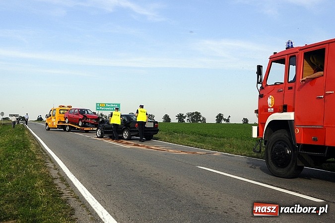 Zdjęcie w galerii na portalu naszraciborz.pl: BMW dachowało na drodze Racibórz-Pietraszyn. Pięć osób trafiło do szpitala wiadomości z regionu