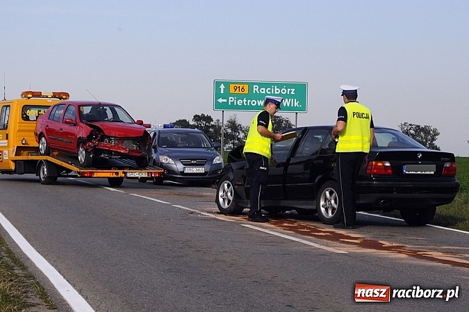 Zdjęcie w galerii na portalu naszraciborz.pl: BMW dachowało na drodze Racibórz-Pietraszyn. Pięć osób trafiło do szpitala wiadomości z regionu