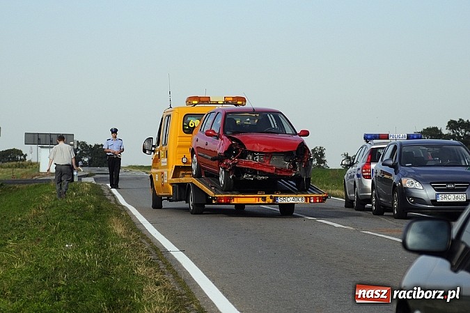 Zdjęcie w galerii na portalu naszraciborz.pl: BMW dachowało na drodze Racibórz-Pietraszyn. Pięć osób trafiło do szpitala wiadomości z regionu
