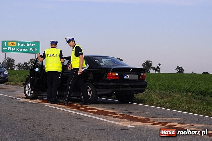 Zdjęcie w galerii na portalu naszraciborz.pl: BMW dachowało na drodze Racibórz-Pietraszyn. Pięć osób trafiło do szpitala wiadomości z regionu