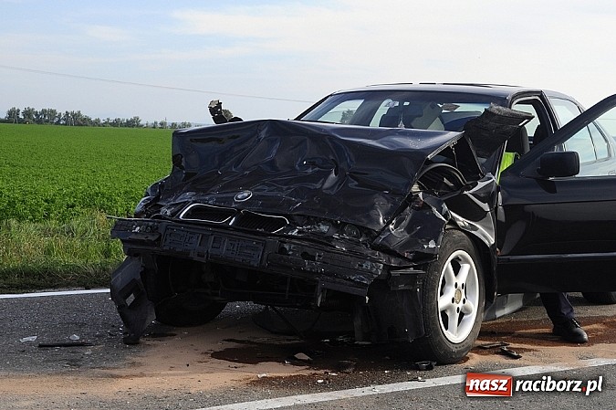 Zdjęcie w galerii na portalu naszraciborz.pl: BMW dachowało na drodze Racibórz-Pietraszyn. Pięć osób trafiło do szpitala wiadomości z regionu