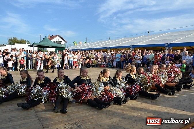 Zdjęcie w galerii na portalu naszraciborz.pl: Dożynki w Bolesławiu - kabaret i Łzy na wieczór wiadomości z regionu