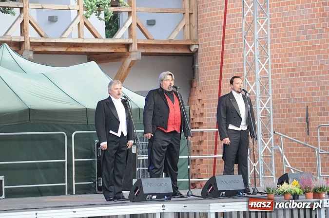 Zdjęcie w galerii na portalu naszraciborz.pl: Dobry repertuar i dobre miejsce - trzej tenorzy na Zamku Piastowskim wiadomości z regionu